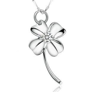 Liontin kalung emas putih lucky four