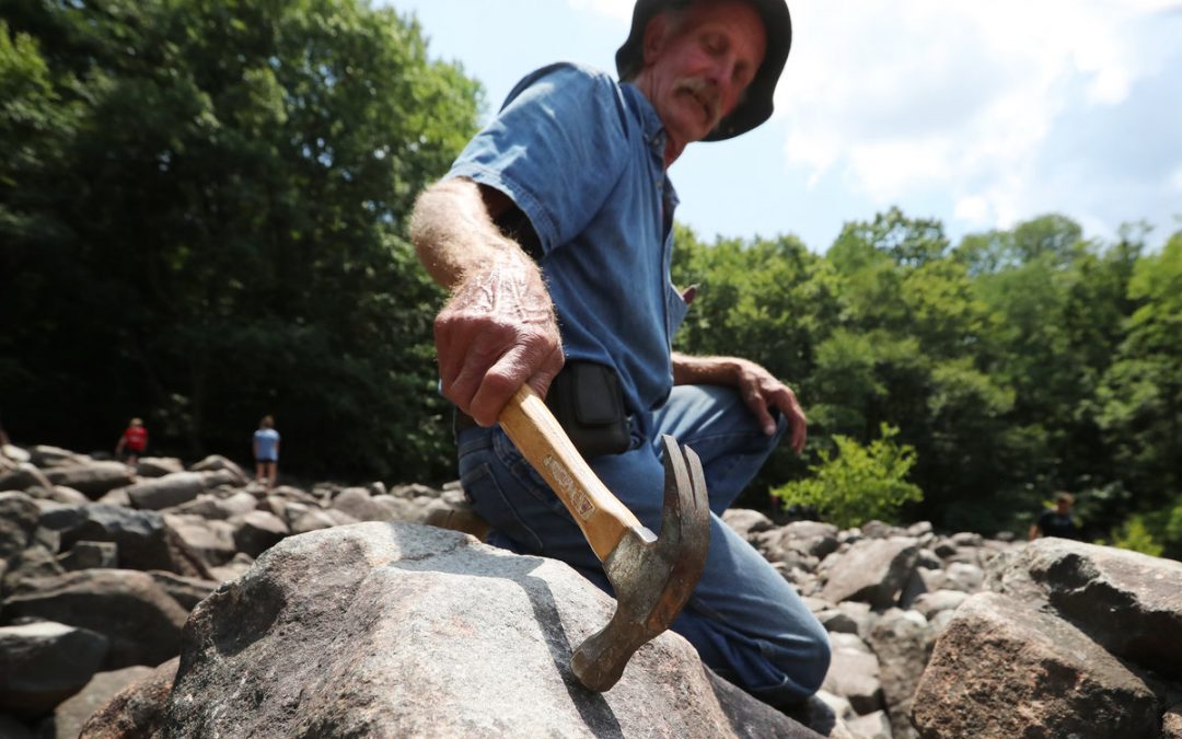 Ringing Rocks in Pennsylvania Batu Berdering di Pennsylvania