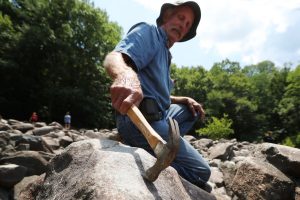 Ringing Rocks in Pennsylvania Batu Berdering di Pennsylvania